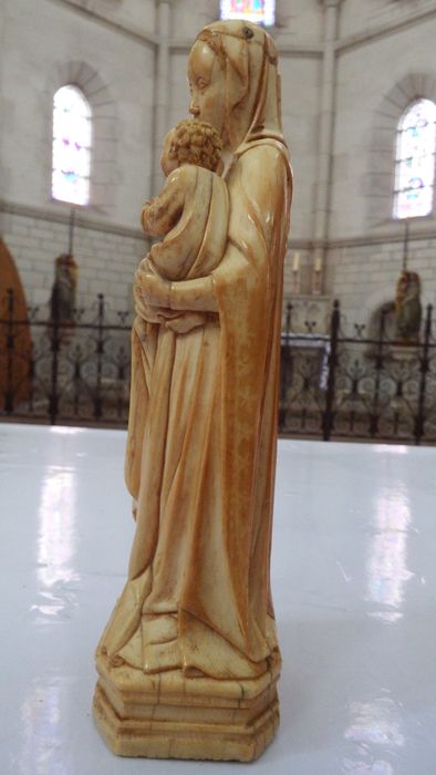 statuette : Vierge à l'Enfant, profil gauche, vue générale