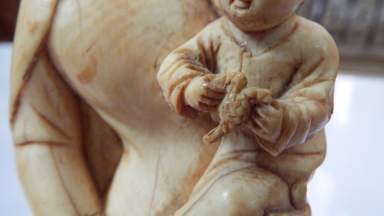 statuette : Vierge à l'Enfant, détail