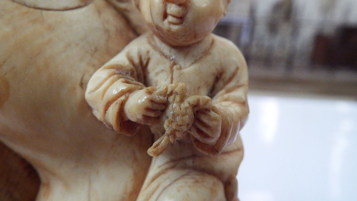 statuette : Vierge à l'Enfant, détail