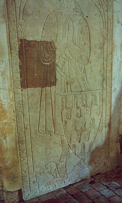 Dalle funéraire de Jean de Corquilleroy, vue partielle