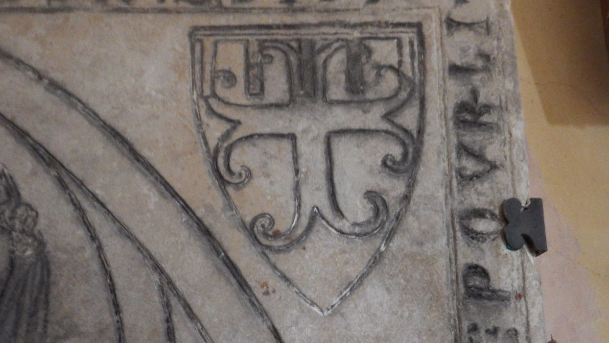 dalle funéraire de Pierre Ier de Saint Phalle - © Ministère de la Culture (France), Conservation des antiquités et des objets d'art de l'Yonne – Tous droits réservés