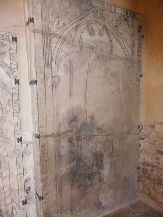 dalle funéraire de Pierre II de Saint Phalle - © Ministère de la Culture (France), Conservation des antiquités et des objets d’art de l'Yonne, tous droits réservés