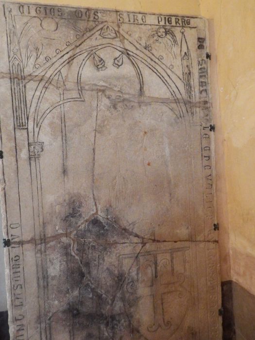 dalle funéraire de Pierre II de Saint Phalle, vue partielle - © Ministère de la Culture (France), Conservation des antiquités et des objets d'art de l'Yonne – Tous droits réservés