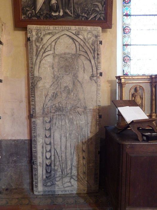 dalle funéraire d'Agnès, comtesse de Foins, femme de Pierre II de Saint Phalle - © Ministère de la Culture (France), Conservation des antiquités et des objets d'art de l'Yonne – Tous droits réservés