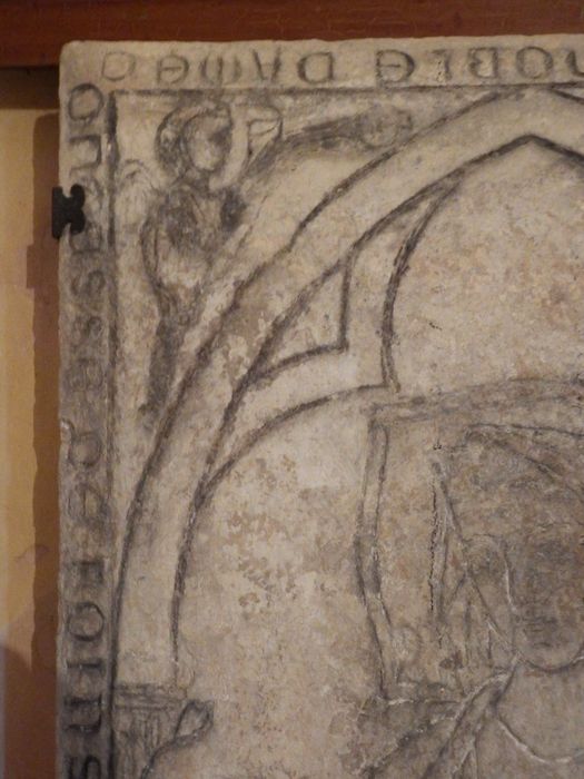 dalle funéraire d'Agnès, comtesse de Foins, femme de Pierre II de Saint Phalle, détail - © Ministère de la Culture (France), Conservation des antiquités et des objets d'art de l'Yonne – Tous droits réservés