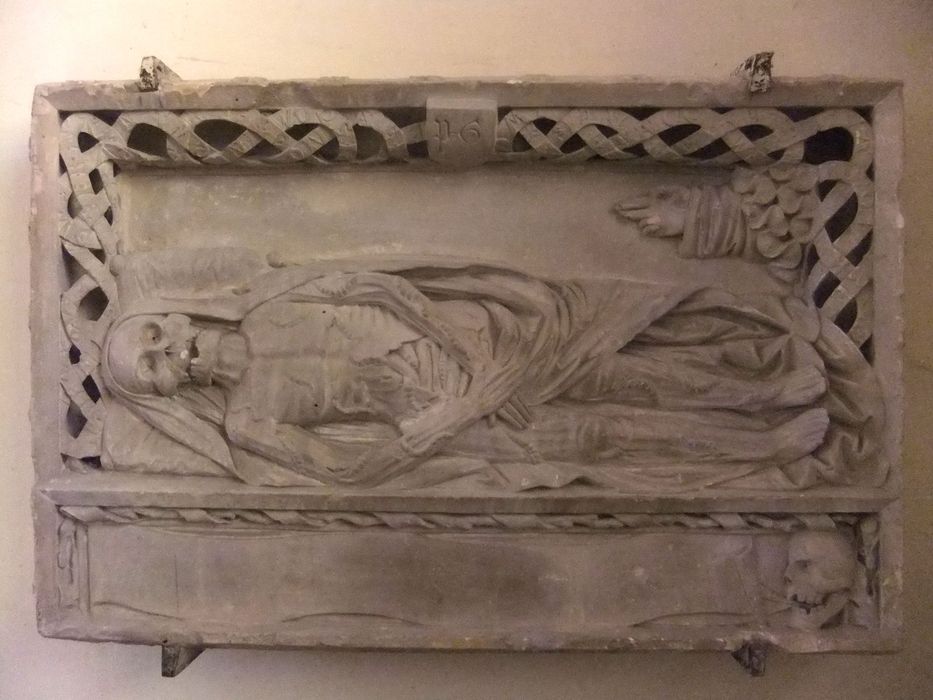 bas-relief : Cadavre - © Ministère de la Culture (France), Conservation des antiquités et des objets d’art de l'Yonne, tous droits réservés