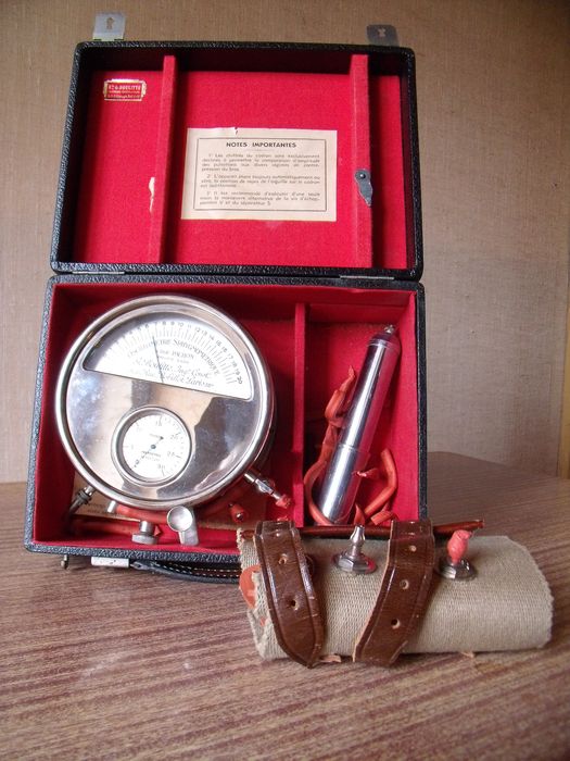 instrument de mesure : tensiomètre oscillomètre sphygmométrique du professeur Pachon et son coffret - © Ministère de la Culture (France), Conservation des antiquités et des objets d’art de l'Yonne, tous droits réservés