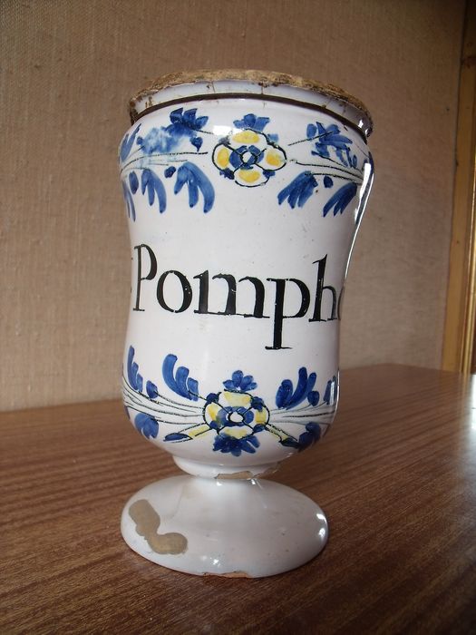 Pot à pharmacie