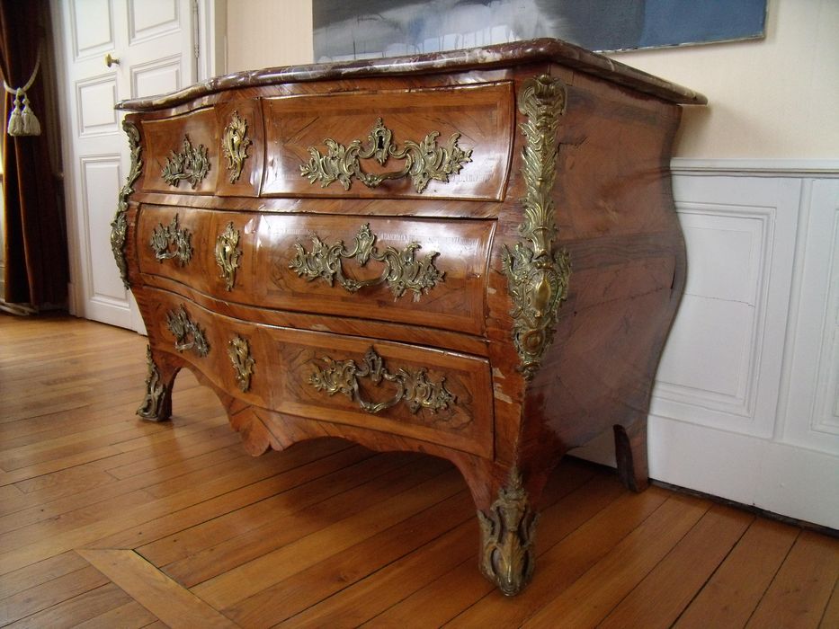 commode en marqueterie - © Ministère de la Culture (France), Conservation des antiquités et des objets d'art de l'Yonne – Tous droits réservés