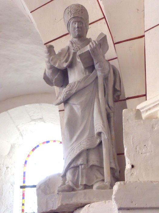 statue : Saint évêque au livre