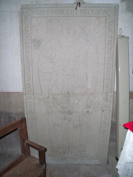 dalle funéraire de Nicolas de Brasey, grand prévôt de l'Abbaye de Flavigny et curé de Chatel-Gérard