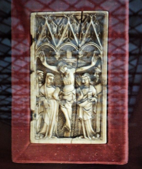 Bas-relief : Le Christ en croix avec la Vierge, une sainte femme et saint Jean