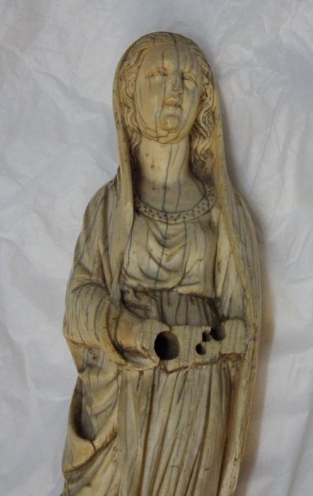 statuette : Vierge, vue partielle