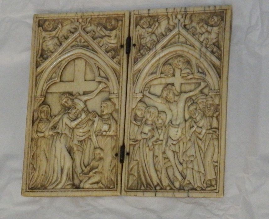 Bas-relief : La Descente de croix, Christ en croix