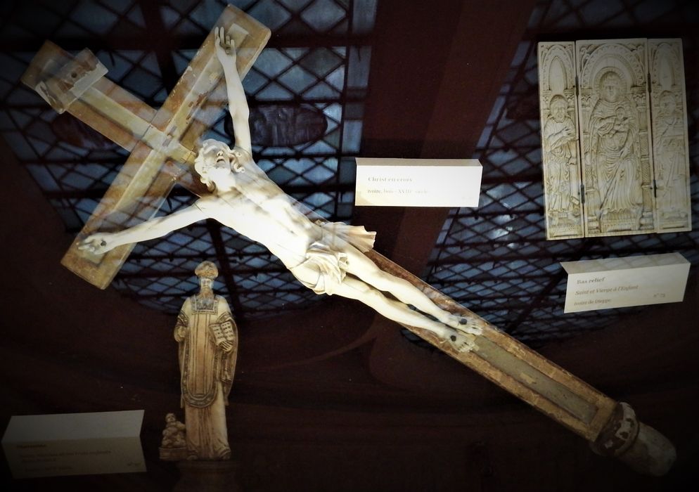 Statue (crucifix) : Christ en croix