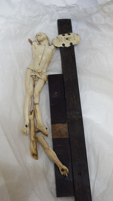 Statue (crucifix) : Christ en croix