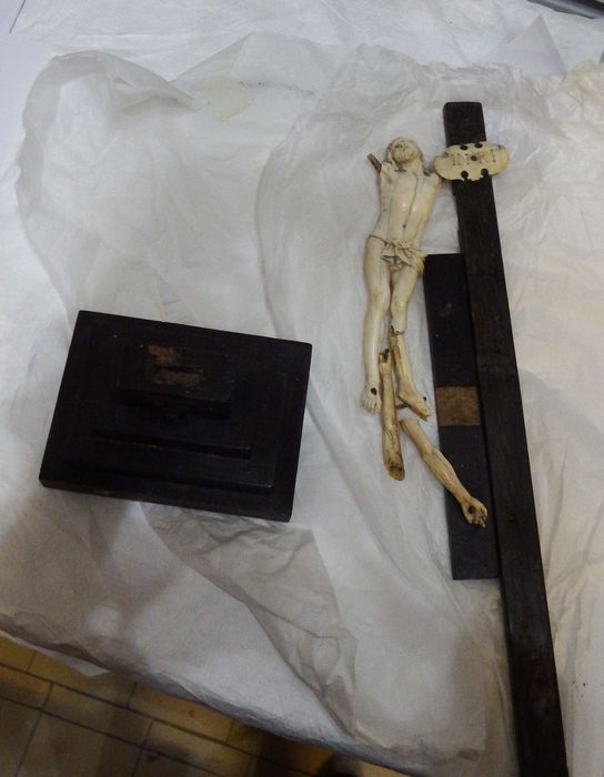 statue (crucifix) : Christ en croix