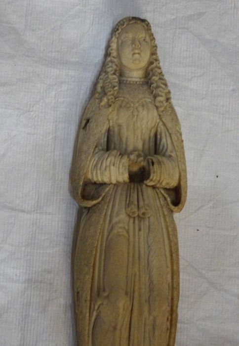 statuette : Vierge, vue partielle