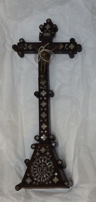 statue (crucifix) : Christ en croix