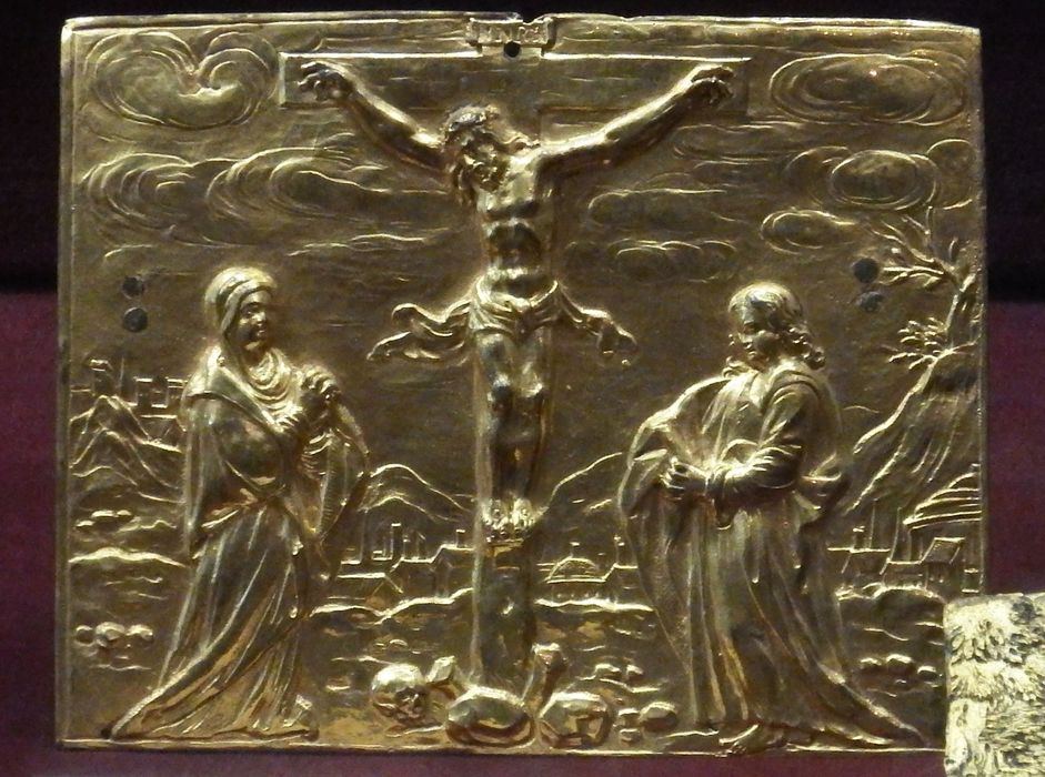 bas-relief : Jésus Christ crucifié entre la Vierge et l'apôtre saint Jean