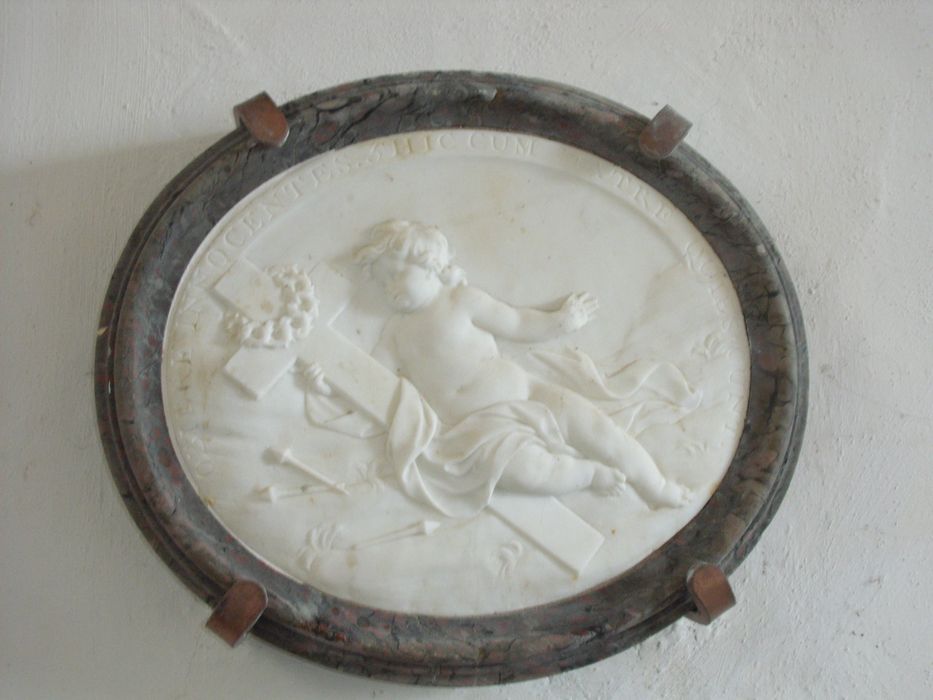 bas-relief : Le Christ enfant appuyé sur la croix - © Ministère de la Culture (France), Conservation des antiquités et des objets d’art de l'Yonne – Tous droits réservés 