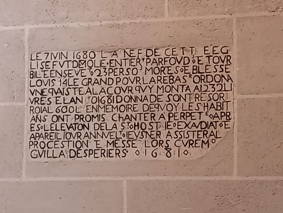 plaque commémorative de la destruction de l'église en 1680 et de sa reconstruction en 1681 - © Ministère de la Culture (France), Conservation des antiquités et des objets d’art de l'Yonne – Tous droits réservés