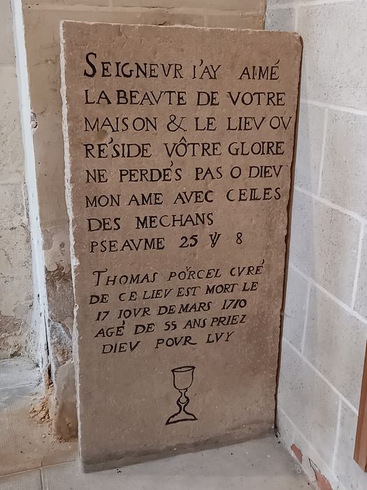 dalle funéraire de curé Thomas Pourcel - © Ministère de la Culture (France), Conservation des antiquités et des objets d’art de l'Yonne – Tous droits réservés