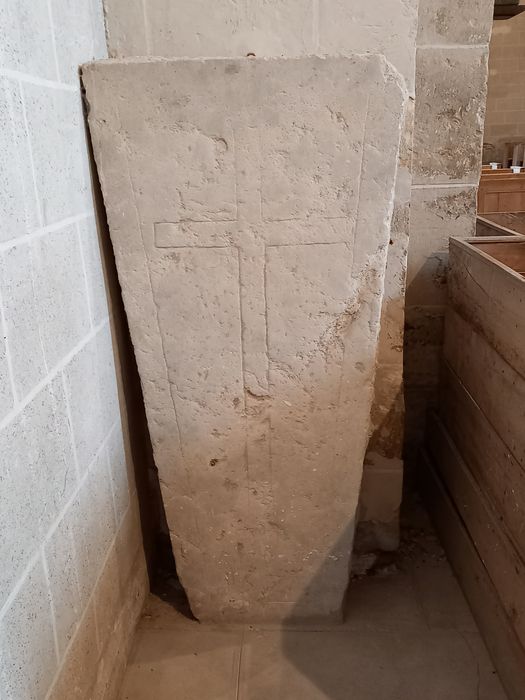 dalle funéraire - © Ministère de la Culture (France), Conservation des antiquités et des objets d’art de l'Yonne – Tous droits réservés