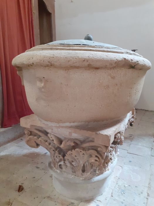 fonts baptismaux sur un pied composé de 2 chapiteaux en remploi