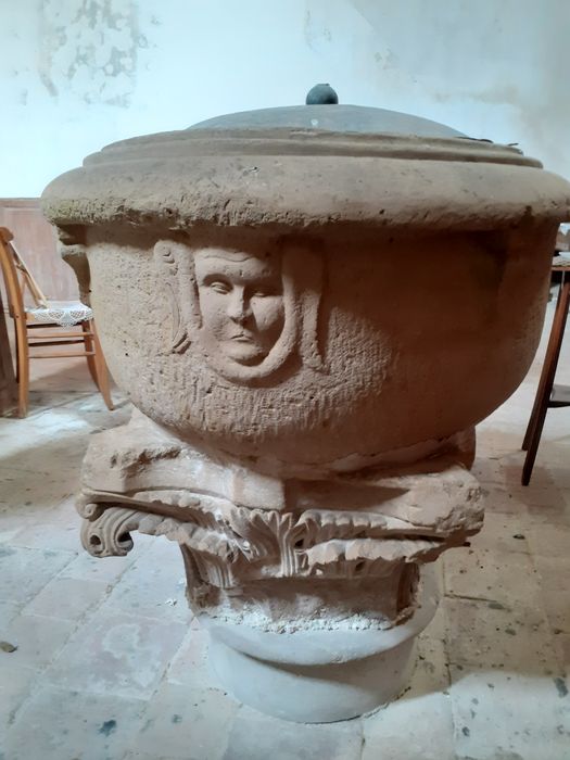 fonts baptismaux sur un pied composé de 2 chapiteaux en remploi