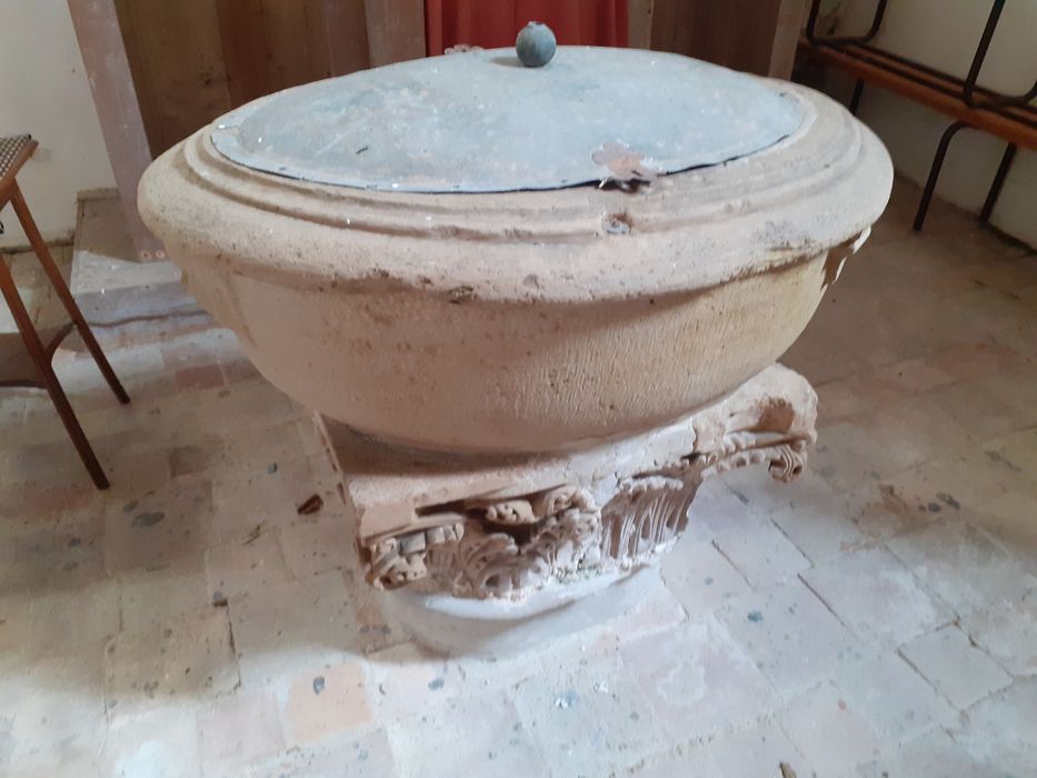 fonts baptismaux sur un pied composé de 2 chapiteaux en remploi