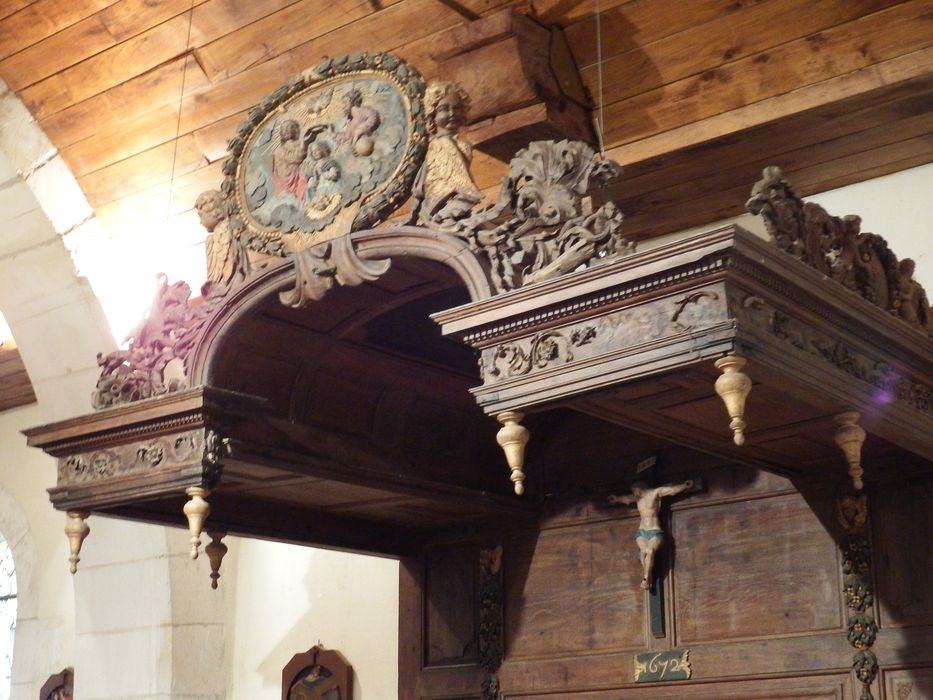 banc d'oeuvre : Saint Nicolas sauvant trois enfants du naufrage, détail du fronton