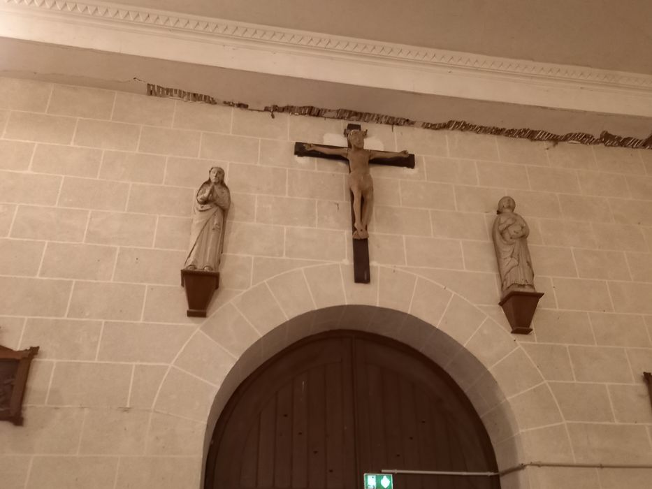 statues : Saint Jean, Christ en croix, Vierge