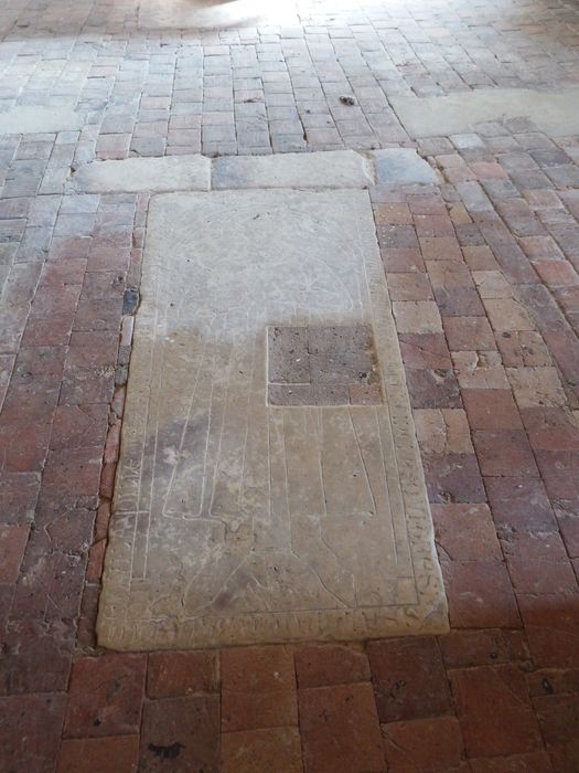 dalle funéraire de Nicolas de Maupiclercs, bourgeois de Grange - © Ministère de la Culture (France), Conservation des antiquités et des objets d’art de l’Yonne – Tous droits réservés