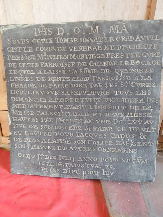plaque commémorative à la mémoire de Julien Montiège, curé de Grange (+1674) - © Ministère de la Culture (France), Conservation des antiquités et des objets d’art de l’Yonne – Tous droits réservés 