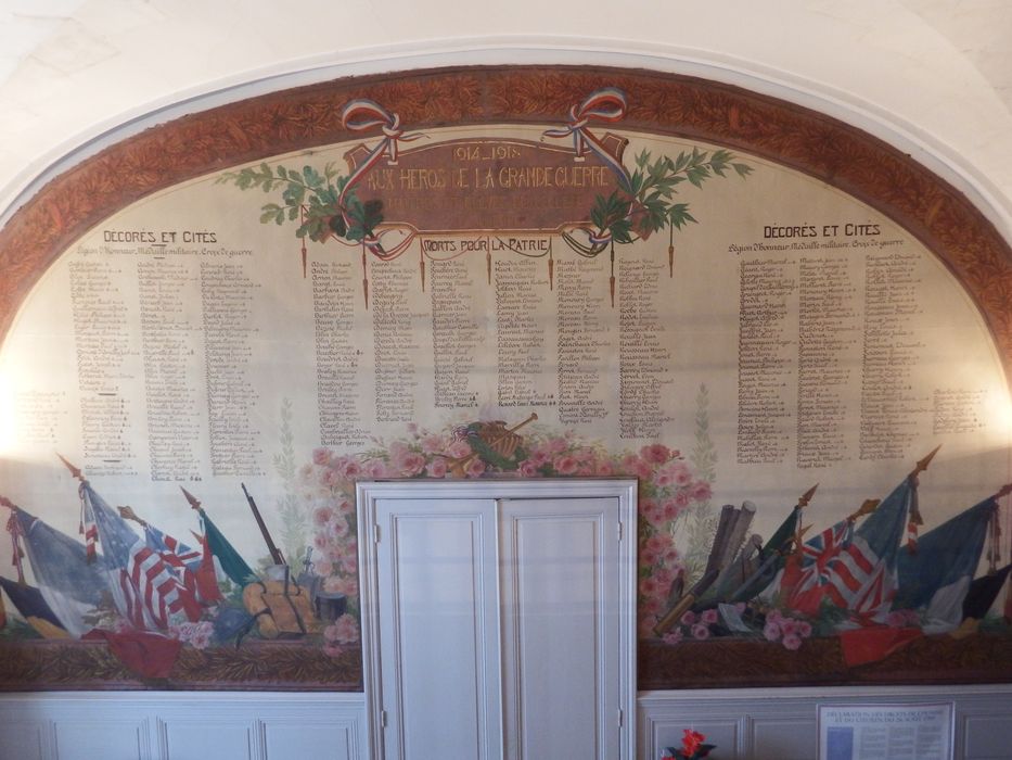 Tableau et son cadre : monument aux morts, à la mémoire des lycéens et anciens lycéens morts pour la France pendant la guerre de 1914-1918