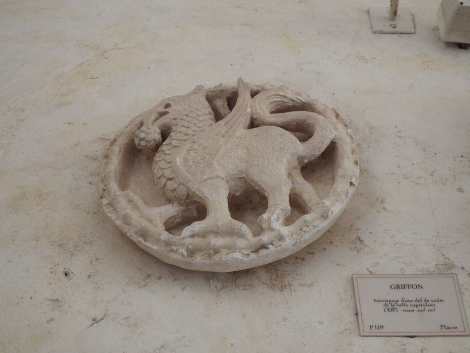 médaillon sculpté d’un griffon (n°P.119)