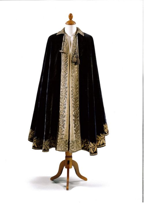 manteau de cérémonie - © Ministère de la Culture (France), Conservation des antiquités et des objets d’art de l'Yonne – Tous droits réservés