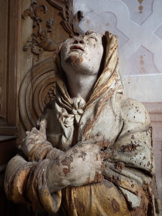 statue : Vierge de Calvaire, vue partielle