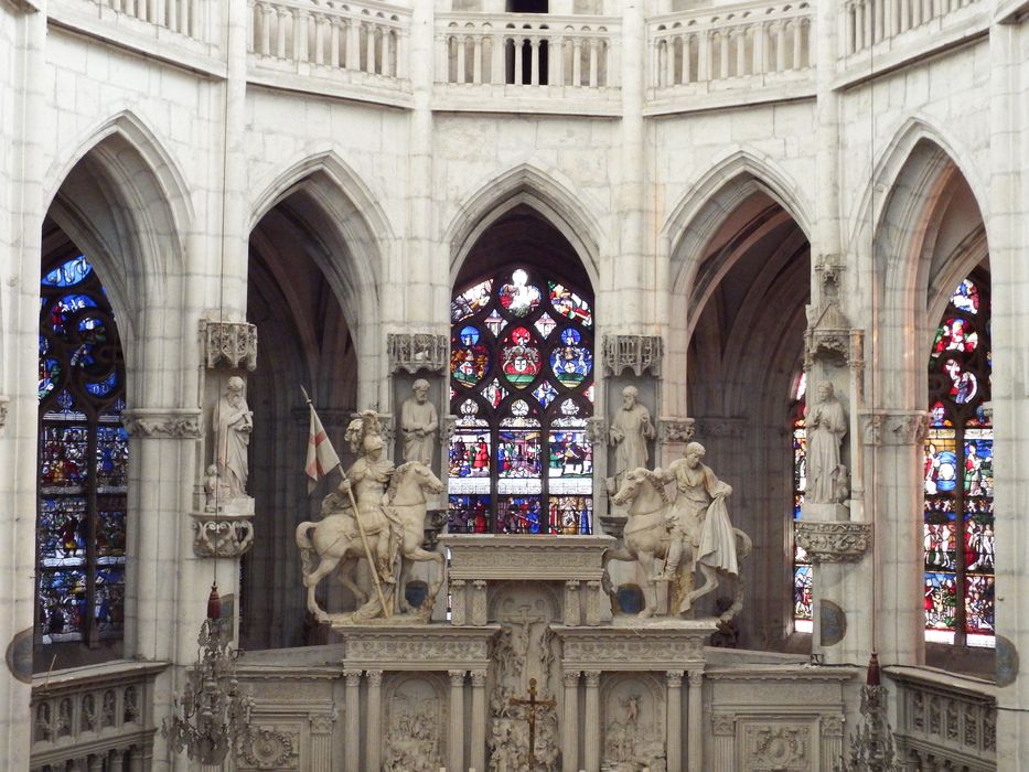 retable du maître-autel, bas-reliefs : Scènes de la Passion, statues : Saint Florentin, Saint Martin, vue partielle