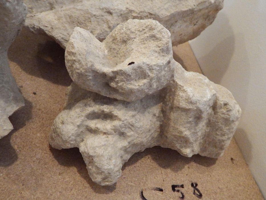 fragment de crochet sur moulure (n°58) - © Ministère de la Culture (France), Conservation des antiquités et des objets d’art de l'Yonne – Tous droits réservés
