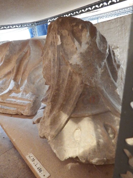chapiteau à crochets (n°78) - © Ministère de la Culture (France), Conservation des antiquités et des objets d’art de l'Yonne – Tous droits réservés