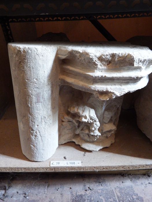 assise avec chapiteau (n°79) - © Ministère de la Culture (France), Conservation des antiquités et des objets d’art de l'Yonne – Tous droits réservés