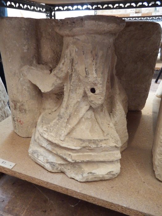assise avec chapiteau à crochets (n°80) - © Ministère de la Culture (France), Conservation des antiquités et des objets d’art de l'Yonne – Tous droits réservés