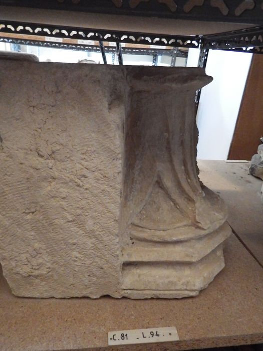 chapiteau à crochets (n°81) - © Ministère de la Culture (France), Conservation des antiquités et des objets d’art de l'Yonne – Tous droits réservés