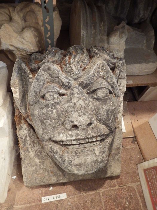 modillon orné : Tête de diable (n°94) - © Ministère de la Culture (France), Conservation des antiquités et des objets d’art de l'Yonne – Tous droits réservés