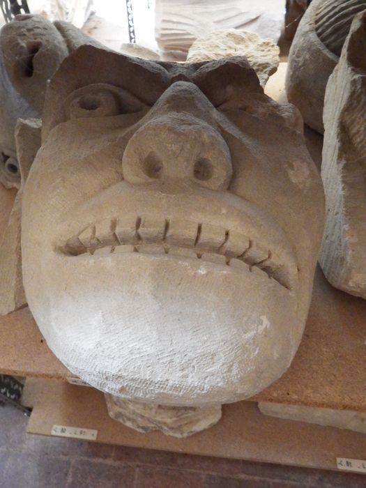 fragment sculpté : Tête de monstre (n°95) - © Ministère de la Culture (France), Conservation des antiquités et des objets d’art de l'Yonne – Tous droits réservés