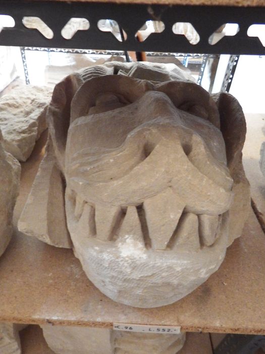 modillon orné : Tête de monstre (n°96) - © Ministère de la Culture (France), Conservation des antiquités et des objets d’art de l'Yonne – Tous droits réservés
