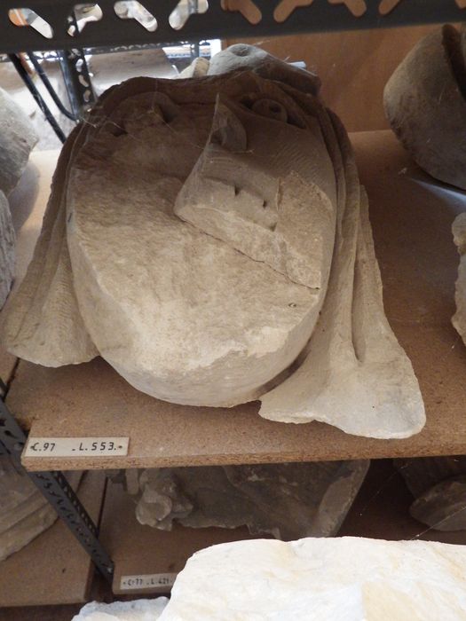 fragment sculpté : Tête de monstre (n°97) - © Ministère de la Culture (France), Conservation des antiquités et des objets d’art de l'Yonne – Tous droits réservés