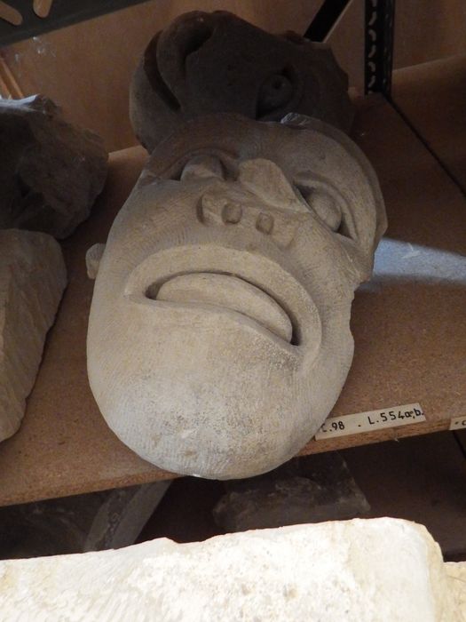fragment sculpté : Tête de monstre (n°98) - © Ministère de la Culture (France), Conservation des antiquités et des objets d’art de l'Yonne – Tous droits réservés
